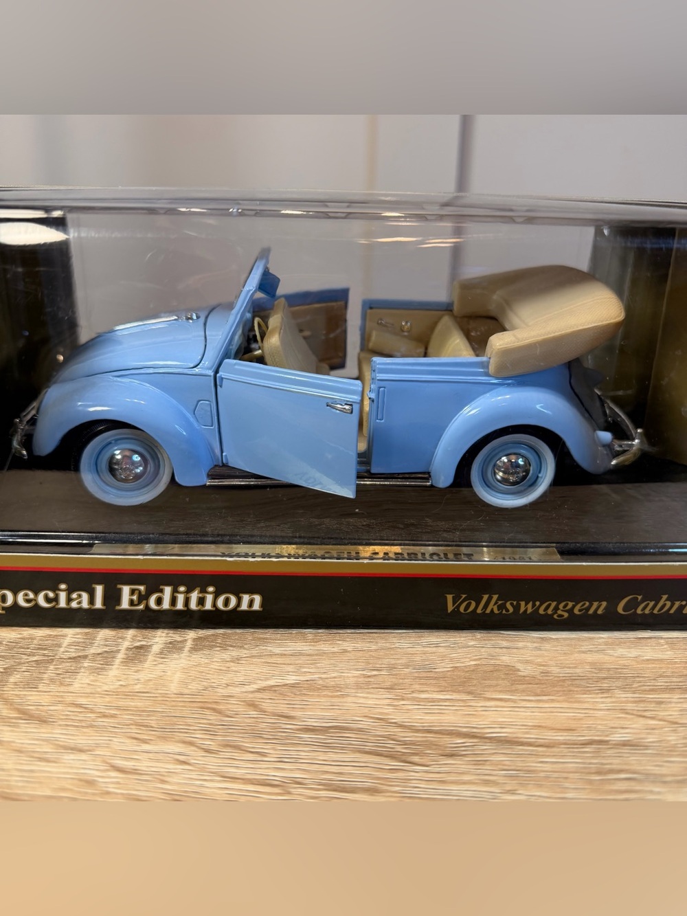 Maisto #31826 1951 VW Volkswagen Cabriolet 1/18 Scale Special Edition - NEW